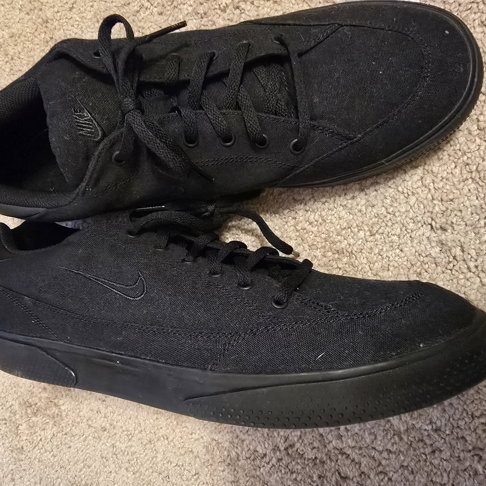 Nike Black Low-Top Sneakers Classic Design